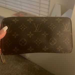 Authentic Louis Vuitton Zippy Wallet